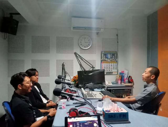 Kolaborasi Alumni dan Mahasiswa UBHARA Surabaya dalam Magang Radio SAS FM