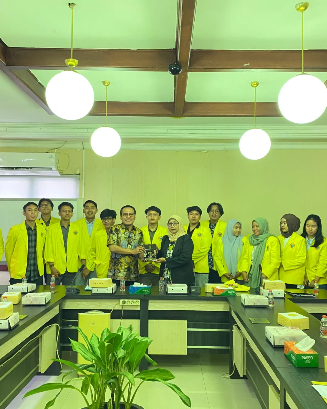 Mahasiswa UBHARA Surabaya Belajar Proses Kebijakan Publik di DPRD Kota Surabaya