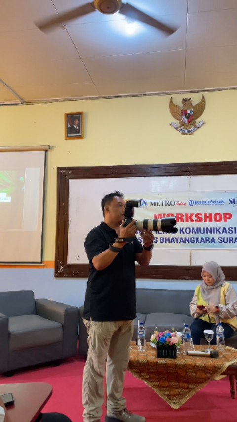 Mahasiswa Ilmu Komunikasi FISIP UBHARA Surabaya Ikuti Workshop Foto Jurnalistik Bersama Dite Surendra