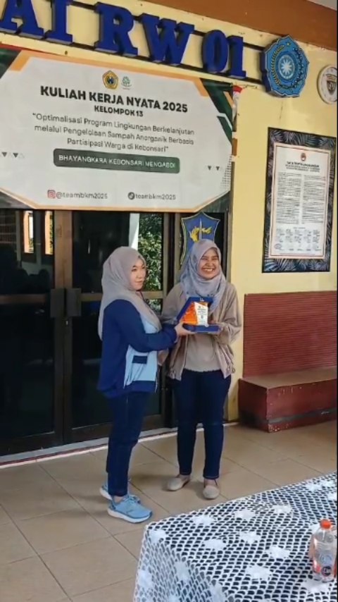 Mahasiswa UBHARA Surabaya Bangun Tungku Pembakaran Minim Asap di Kebonsari