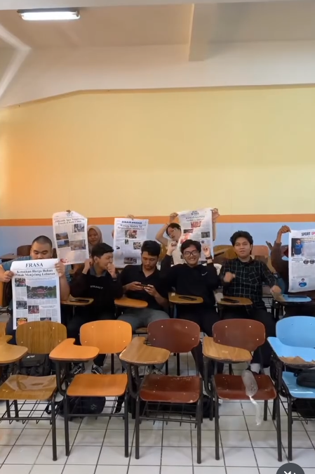 Ekspresi Lega Mahasiswa Ilmu Komunikasi Usai Menuntaskan Produksi Koran