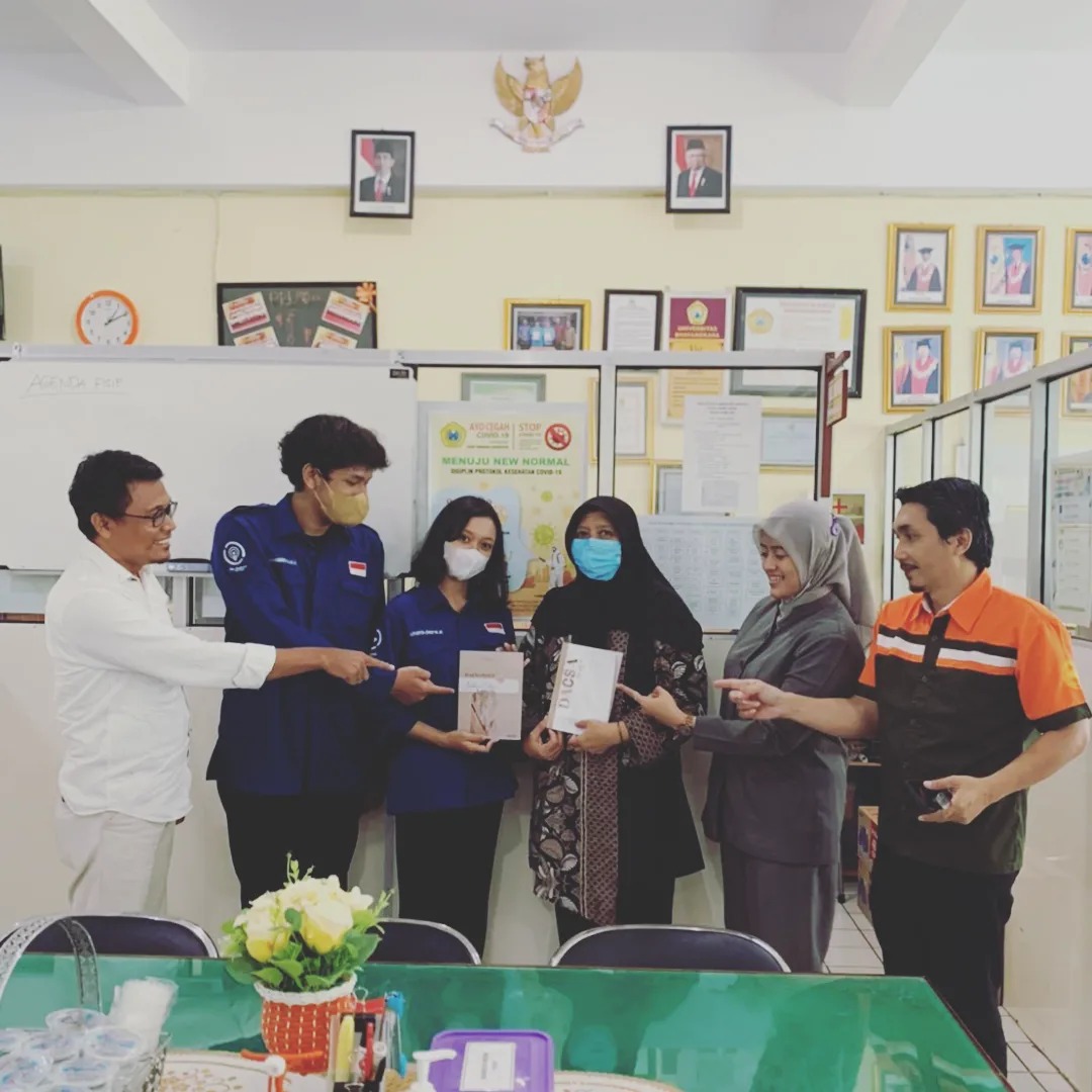 HIMAKOM Serahkan Karya Jurnalistik DACSMAGZ kepada Dekan FISIP