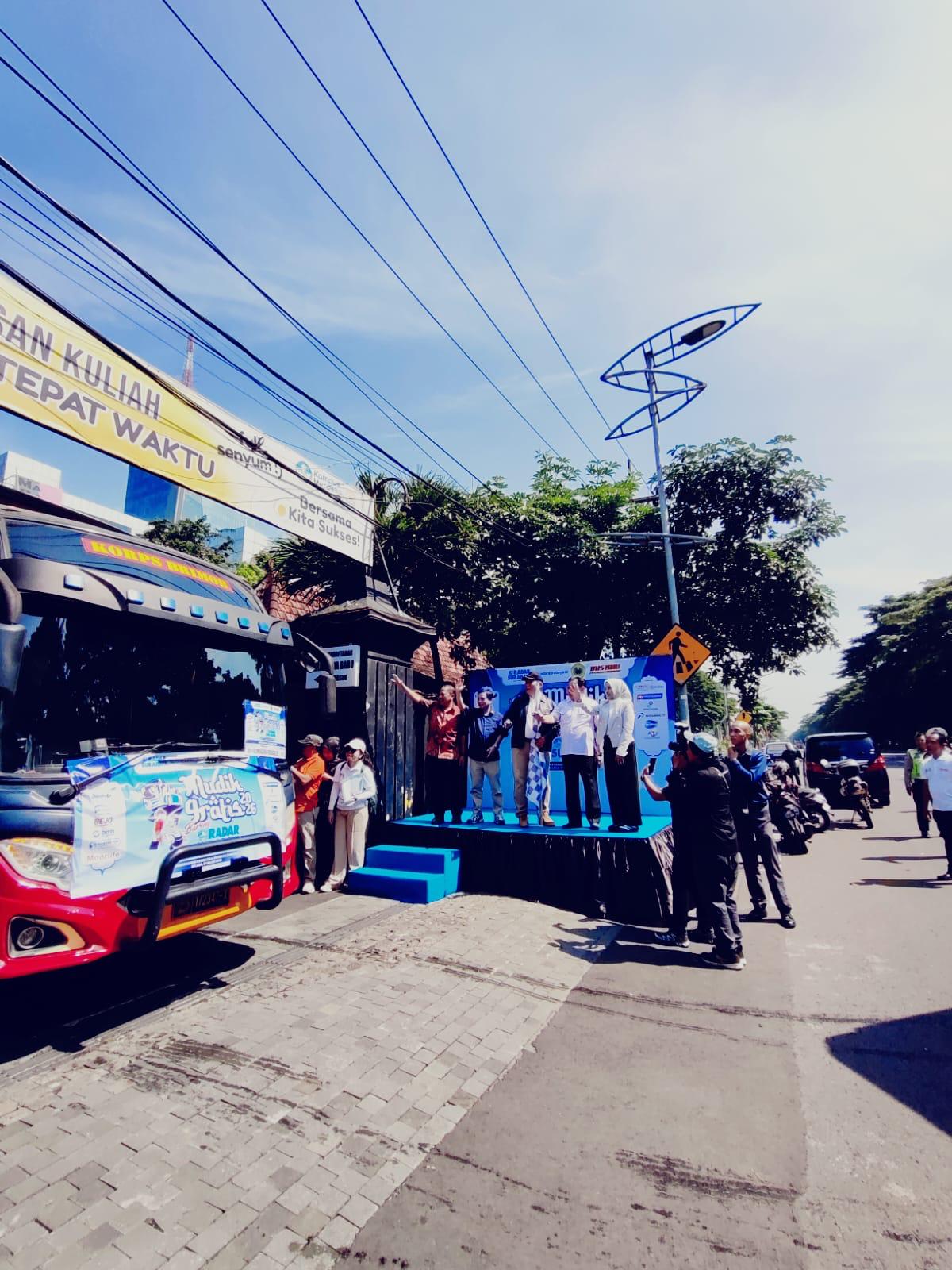 Universitas Bhayangkara Surabaya bekerjasama dengan Radar Surabaya pada tanggal 17 Maret 2026 melaksanakan kegiatan Mudik Gratis yang diikuti oleh segenap masyarakat Surabaya dengan menyediakan bus dari Ubhara Surabaya, Polda Jatim, dan Radar